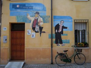 Tra i murales del Borgo San Giuliano uno è dedicato a La voce della Luna di Fellini